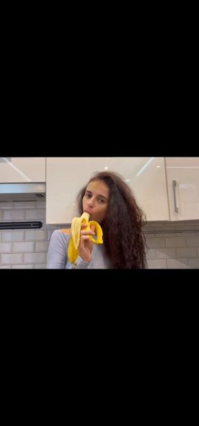 So beautiful pornstar is a kitchen and becomes horny and eats the banana which then puts it in her pussy then fingering in her pussy until squirt💦💦