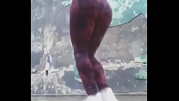 Samadhi saltando la cuerda rebotando el culote