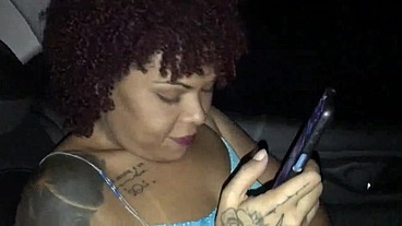 casada se exibe pra motorista de aplicativo voyer e acaba fudendo com seus amigos em rua movimentada