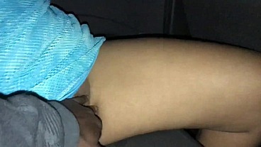 casada se exibe pra motorista de aplicativo voyer e acaba fudendo com seus amigos em rua movimentada
