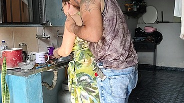 Peguei a sogra lavando a louça e meti um plug no cú e fodi a velha até gozar na boca