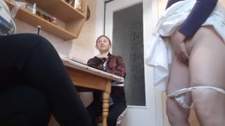 У нашей третьей девушки начала течь киска и она кончила на кухне под наши грязные разговоры