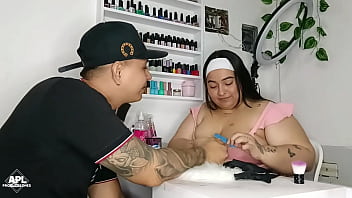 Mientras mi manicurista me arregla mis u&ntilde_as, yo le voy tocando sus enormes tetas y por debajo de la mesa su rica y humeda pussy - Historia completa