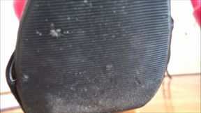 EVIKE - Your tongue is my rug - Soles cleaning with tongue