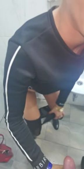 TEEN WANT TO FUCK IN PUBLIC TOILET