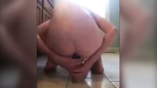 Watch this kinky twink get his ass stuffed with fruit and watch him take a cumshot