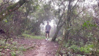 Amadores com pênis enormes se masturbam e transam ao ar livre