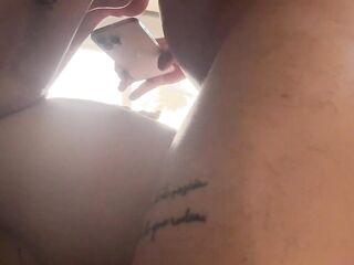 Cogiendo con la roomie, me pide grabarle movie a su ex y termina con la verga en el cu
