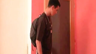 Melancap, pancutan mani, zakar, vintaj, bilik mandi, tidak dipotong – perempuan jalang gay muda Eropah yang tidak bersunat sedang mengongkek di punggung