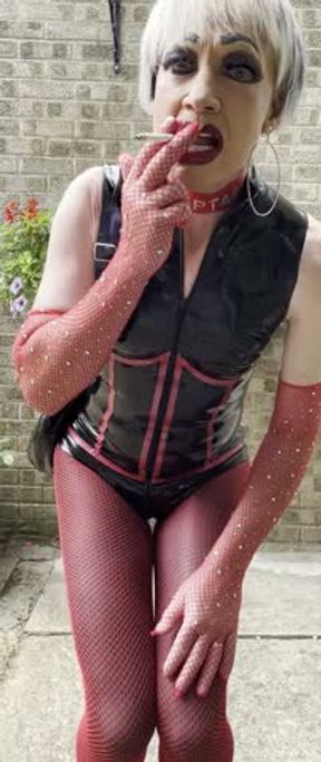 Slut in Latex Smoking