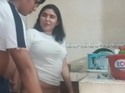 Sirvienta follada cuando lava los platos