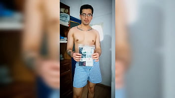 Joven mexicano se prueba ropa interior nueva y deja ver su verga y sus deliciosos pelos pubicos