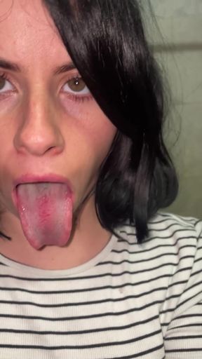 Long-tongued amateur onlyfan shows off her tongue obsession