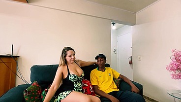 Preto novinho fode sem do loira gostosa mae do do seu amigo que nao estava casa