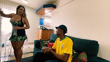 Preto novinho fode sem do loira gostosa mae do do seu amigo que nao estava casa