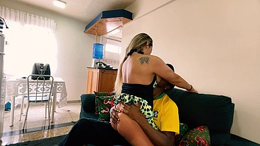 Preto novinho fode sem do loira gostosa mae do do seu amigo que nao estava casa