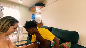 Preto novinho fode sem do loira gostosa mae do do seu amigo que nao estava casa