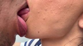 minha mulher chegou de viagem louca de tesao, nao aguentou nem desfazer as malas e ja caiu de boca na minha pica