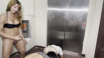 Priscila Araujo e Elizabeth arrebentando puto na porta do elevador
