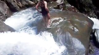 Lilyan se da un chapuzón muy atrevido al borde de una cascada