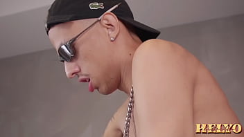 ENTREI NO QUARTO DO MEU PARCEIRO E O SAFADO GOSTOU TANTO DE SE EXIBIR PRA MIM QUE ME DEIXOU BRINCAR COM SEU CUZINHO GOSTOSO