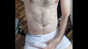 Peludo com mala pulsando dentro da cueca