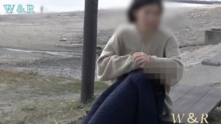【個人撮影】可愛い彼女が海岸で散歩している人が居るのに全裸オナニーで気持くなっちゃう♡Naked masturbation on the beach♡