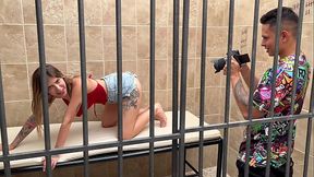 Polic&iacute_a pervertido se folla a la chica rubia en la celda-FULL VIDEO