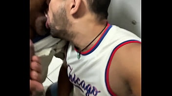 Gays no banheiro antes de um grande cruzeiro lgbt.