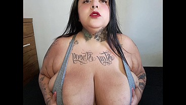 Bbw passando lubrificante nos peitões e gozando