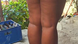 Una giovane latina sexy con un sedere enorme riceve una profonda sborrata anale dal suo ragazzo