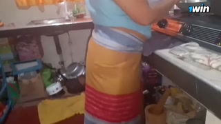 බින්දුවයී හැත්තෑ පහයි හයසිය හැත්තෑ නවයයි දොලහයී තිස් එක වට්සැප් විතරයි aunty milfs fucki secret wi