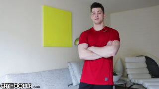 Sólové video mladé dívky Collina Simpsona, jejíž velký penis je análně prdel