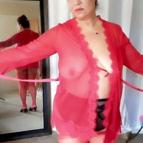 Mature Latina granny with saggy tits dancing