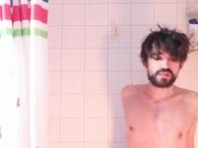 Me hago una rica paja en la ducha hasta sacarme toda la leche