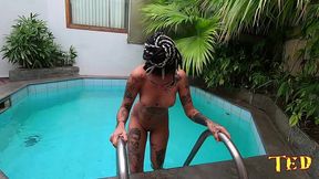 diretor pega atriz na piscina e senta a vara - sandro lima