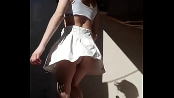Bonneyuwu - 4:05 al solcito sexy falda