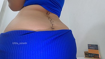 Hermosa CULONA Latina Meneando su CULO en Mini Falda -