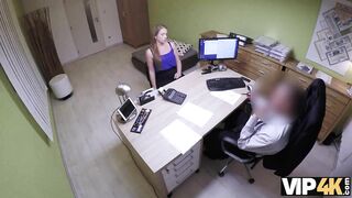 VIP4K. Une étudiante Donne SA Chatte à un Inconnu Pour L'argent Nécessaire