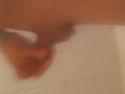 Latino masturbándose en baño