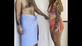 SE TARDA EN EL BA&Ntilde_O Y LE QUIT&Oacute_ LA TOALLA PARA VER SU PENE