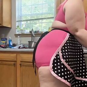 Horny MILF LIVE in an Apron Cleaning