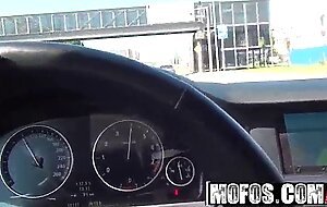 Stranded teen (foxy di) get back doored in the backseat - mofos