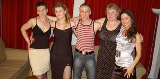 One stud and four mature ladies have a sexparty