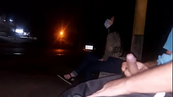 S&eacute_rio !! Eu corro o risco de colocar meu pau na frente dessa mulher esperando o &ocirc_nibus ... Como ela vai reagir?