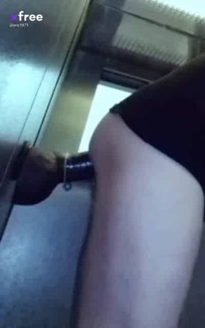 Dans l'ascenseur
