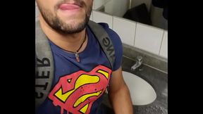 Macho me mamou, gozou no ch&atilde_o do banheiro e foi embora pegar a ultima condu&ccedil_&atilde_o.