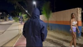 ESPOSA PEDE AJUDA PRA ATRAVESSAR A LINHA DE TREM E DA GOSTOSO PRO RAPAZ PRESTATIVO