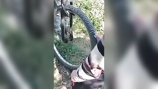 私が彼に提案した最高のアイデアは、自転車の車輪についた精子を見るために、自分の自転車で緑の芝生の上で熱いマッサージをすることです 4kPorn.XXX_1