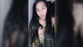 Hot MILF shows off big booty in sexy strip and twerk dance